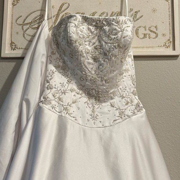 Luxury Wedding Dress with crystals and exotic large drape - Picture 3 of 7